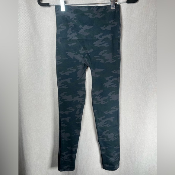 SPANX Iconic Look At Me Now Seamless Leggings Full Length - Medium in Black Camo - Picture 9 of 12